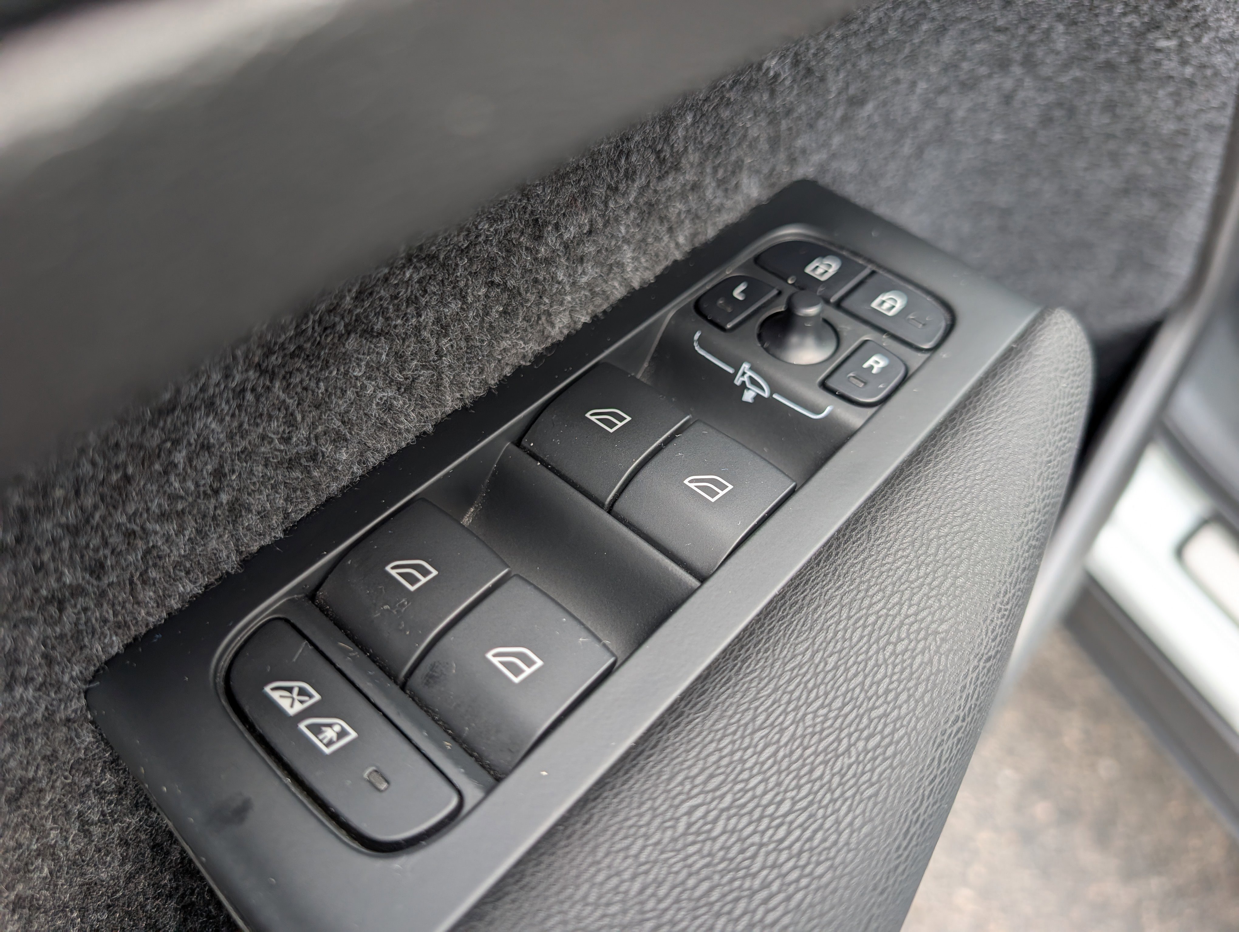 Used 2023 Volvo XC40 Recharge Ultimate w/ Protection Package Premier image 13