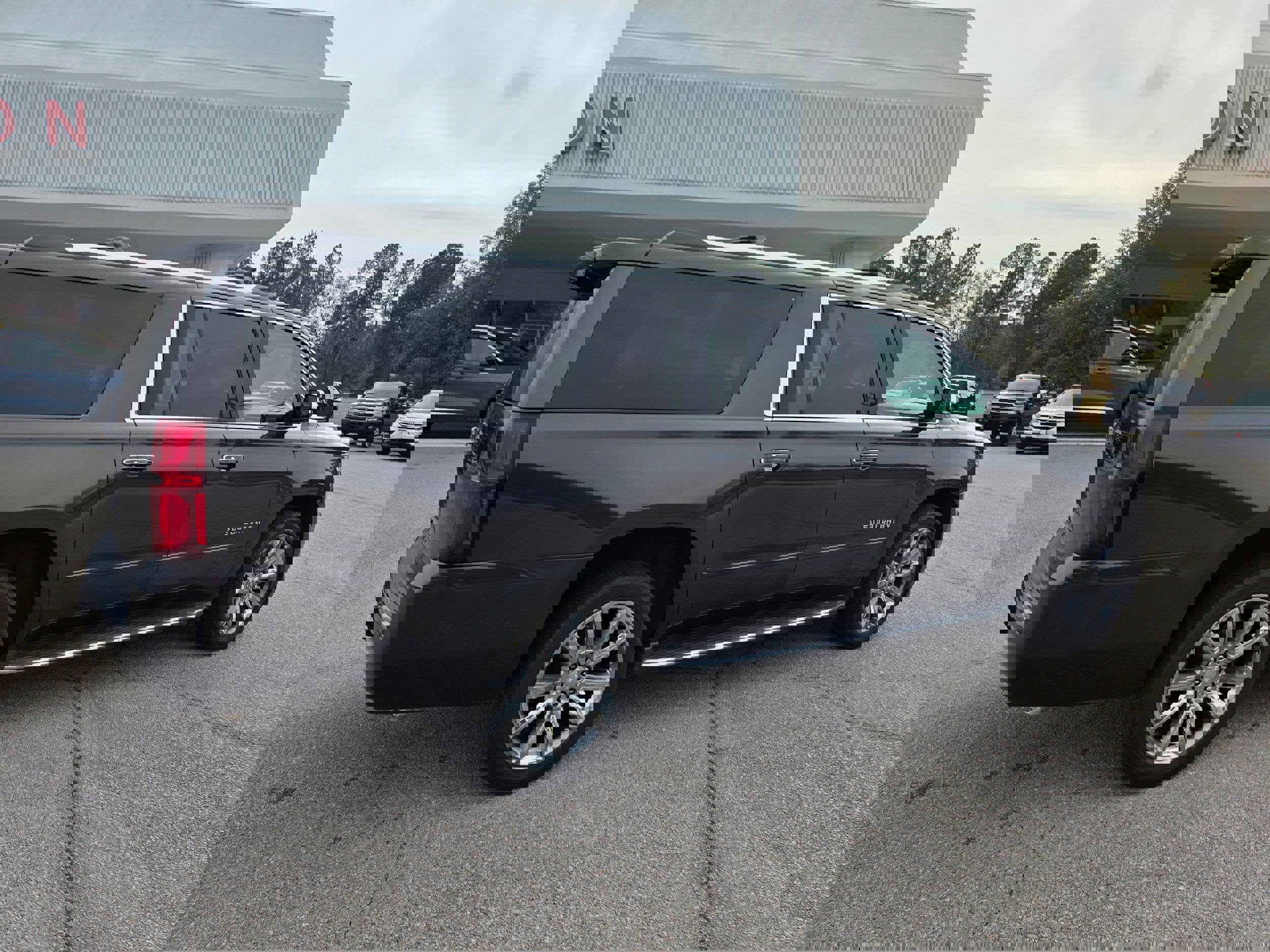 Used 2018 Chevrolet Suburban Premier image 3