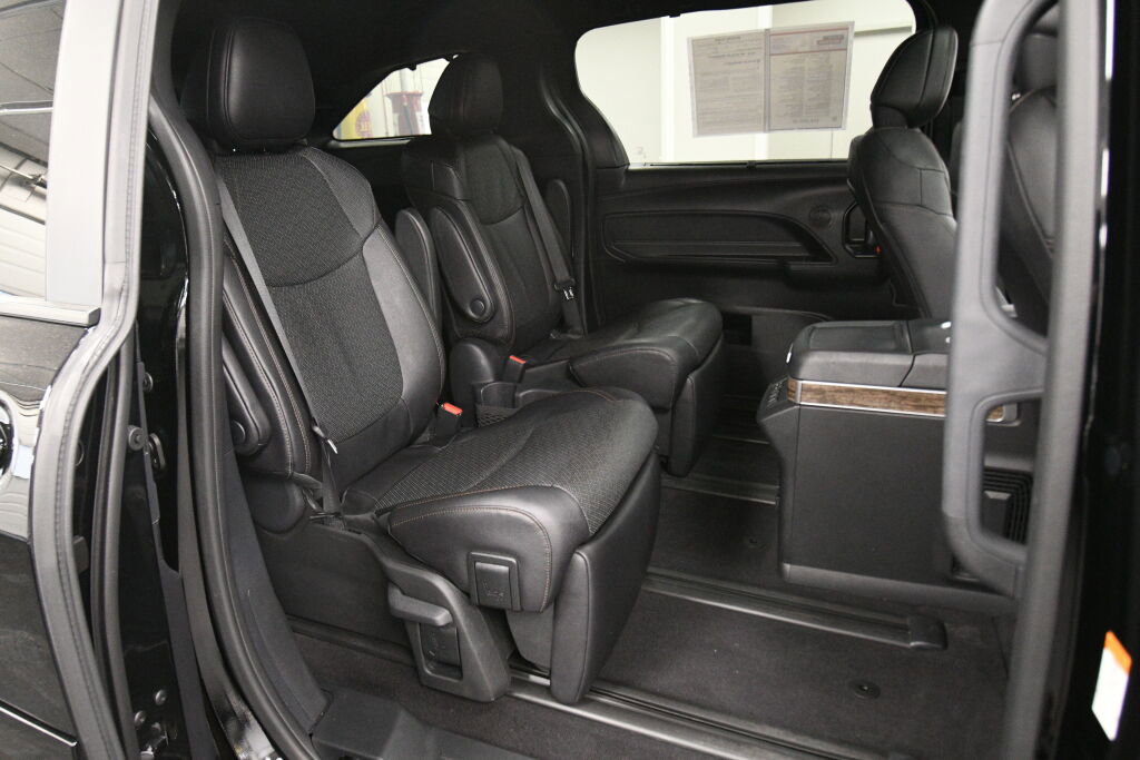 Used 2025 Toyota Sienna Platinum AWD/4WD image 27