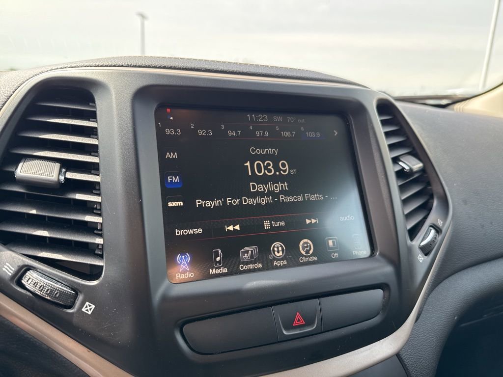 Used 2017 Jeep Cherokee Latitude w/ Cold Weather Group FWD image 19
