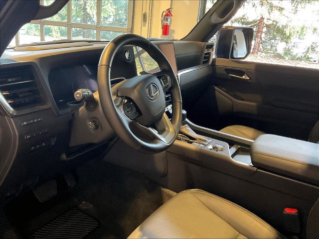 Used 2025 Lexus GX 550 w/ Accessory Package (2T) AWD/4WD image 4