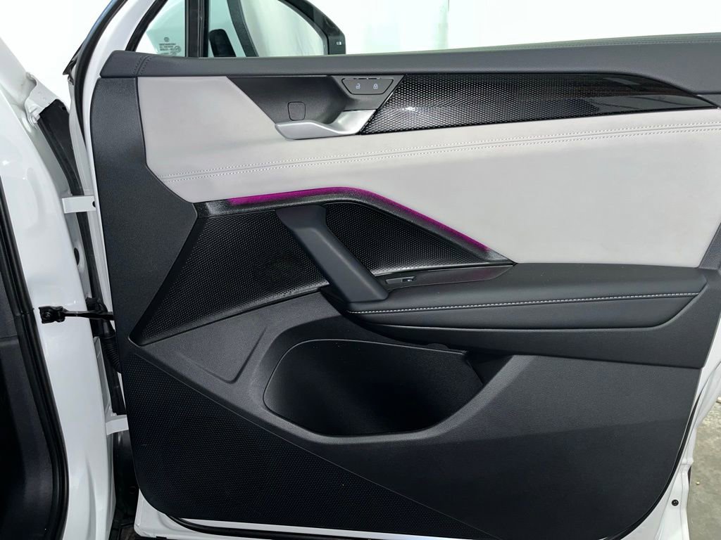 Certified 2025 Volkswagen Tiguan SE image 12