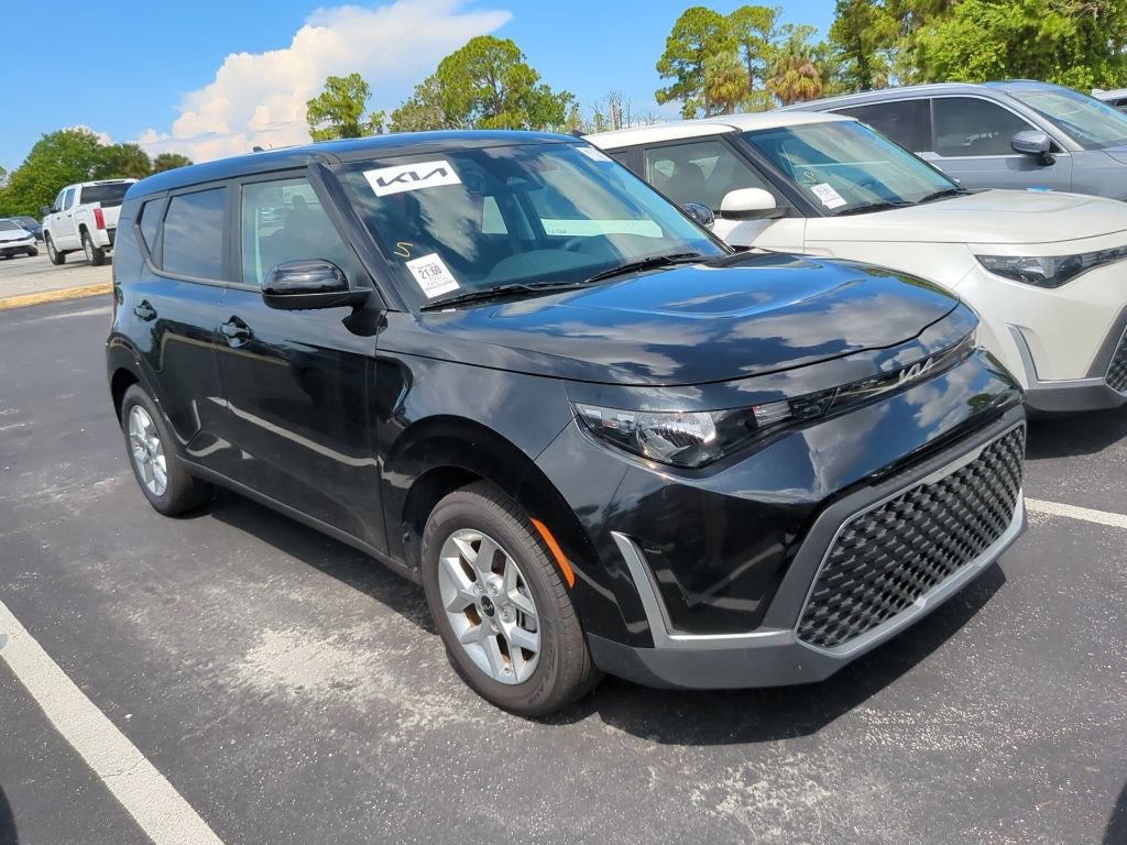 Certified 2025 Kia Soul LX w/ LX Technology Package FWD image 1