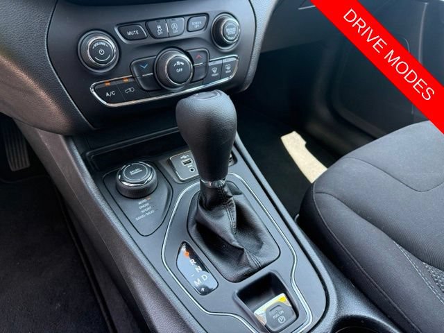 Used 2021 Jeep Cherokee Latitude AWD/4WD image 16