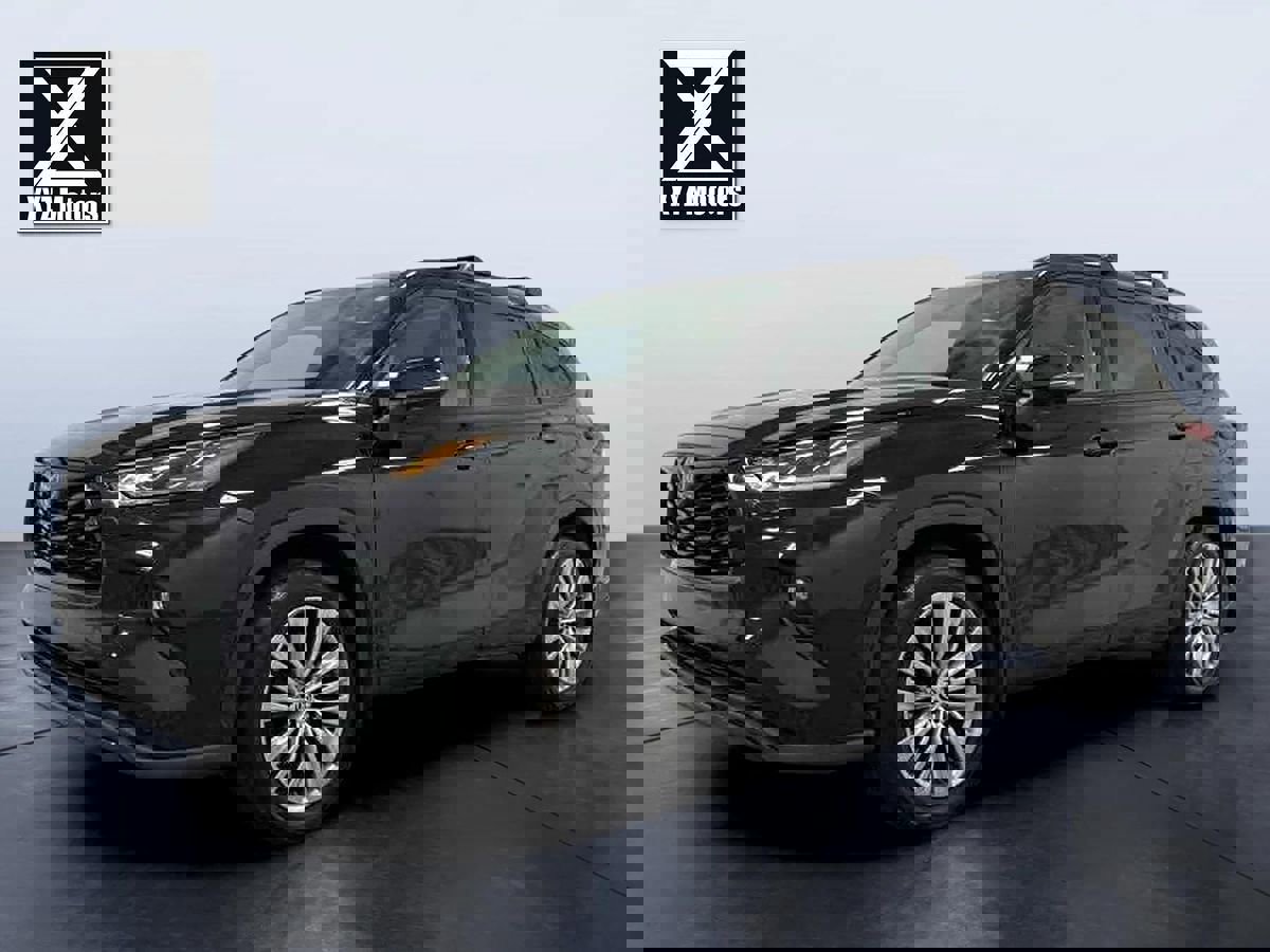 Used 2023 Toyota Highlander Limited image 2
