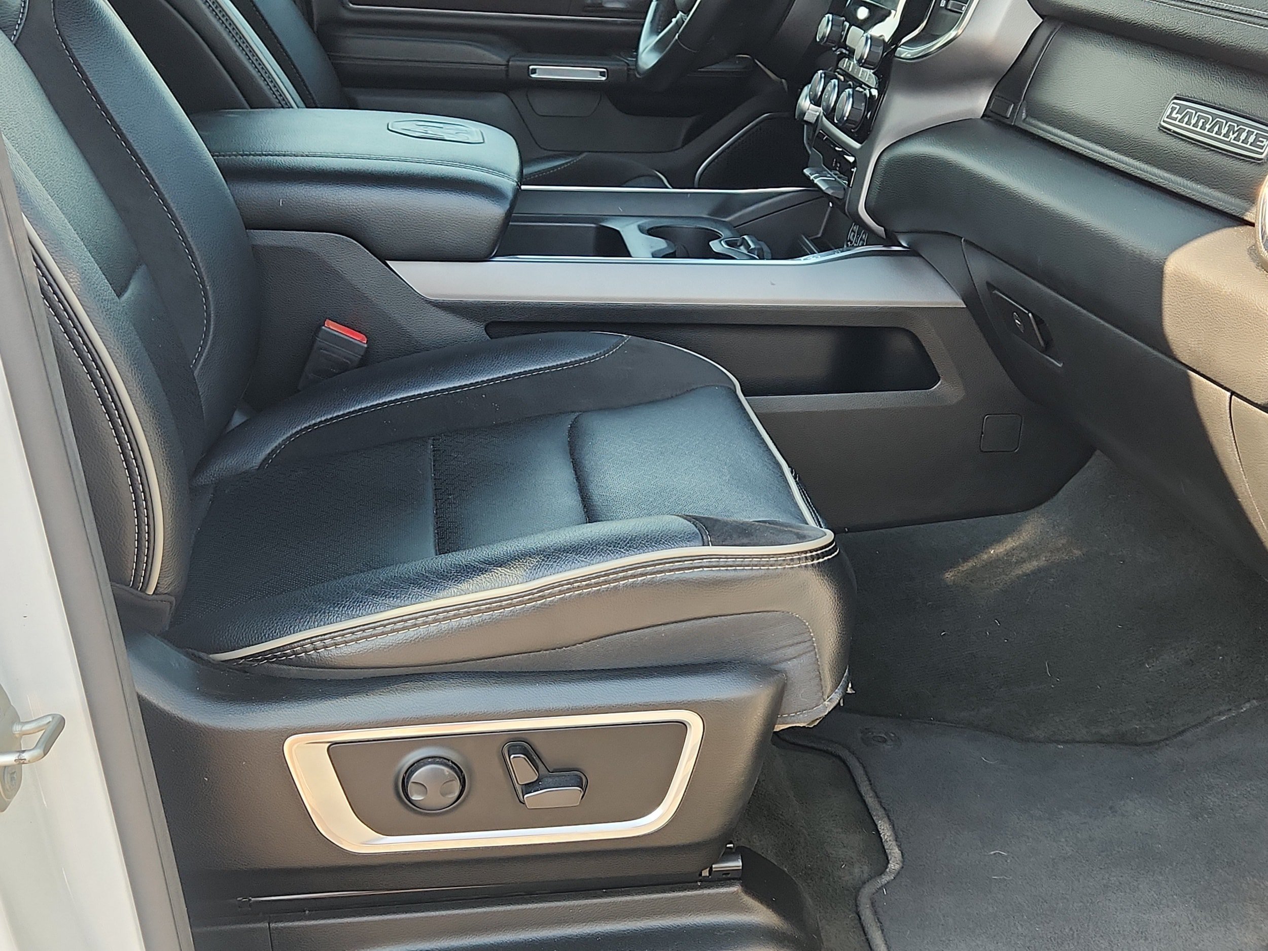 Used 2024 RAM 1500 Laramie AWD/4WD image 13