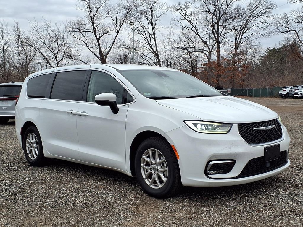 Used 2023 Chrysler Pacifica Touring-L image 3