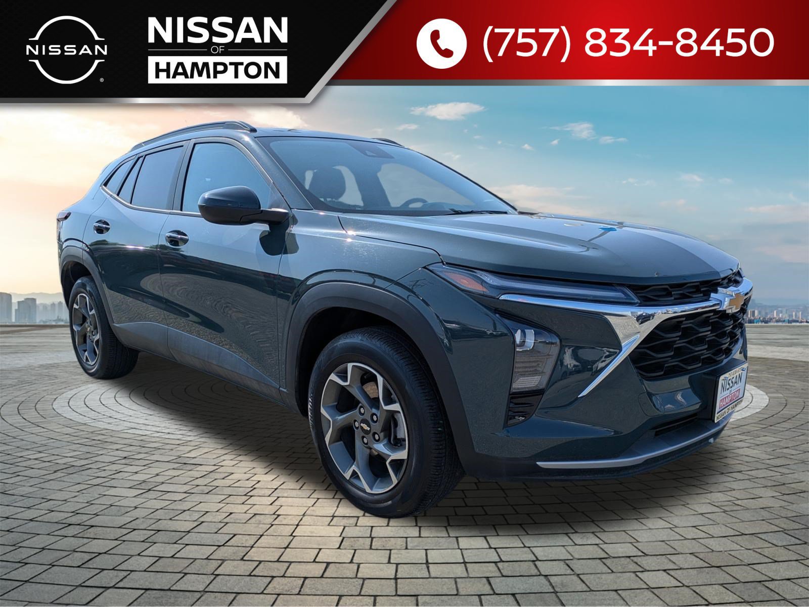 Used 2025 Chevrolet Trax LT FWD image 1