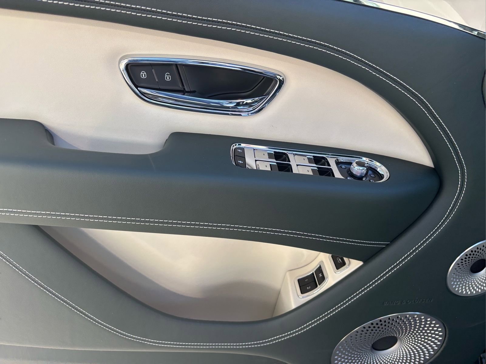 New 2025 Bentley Bentayga Extended Wheelbase image 36