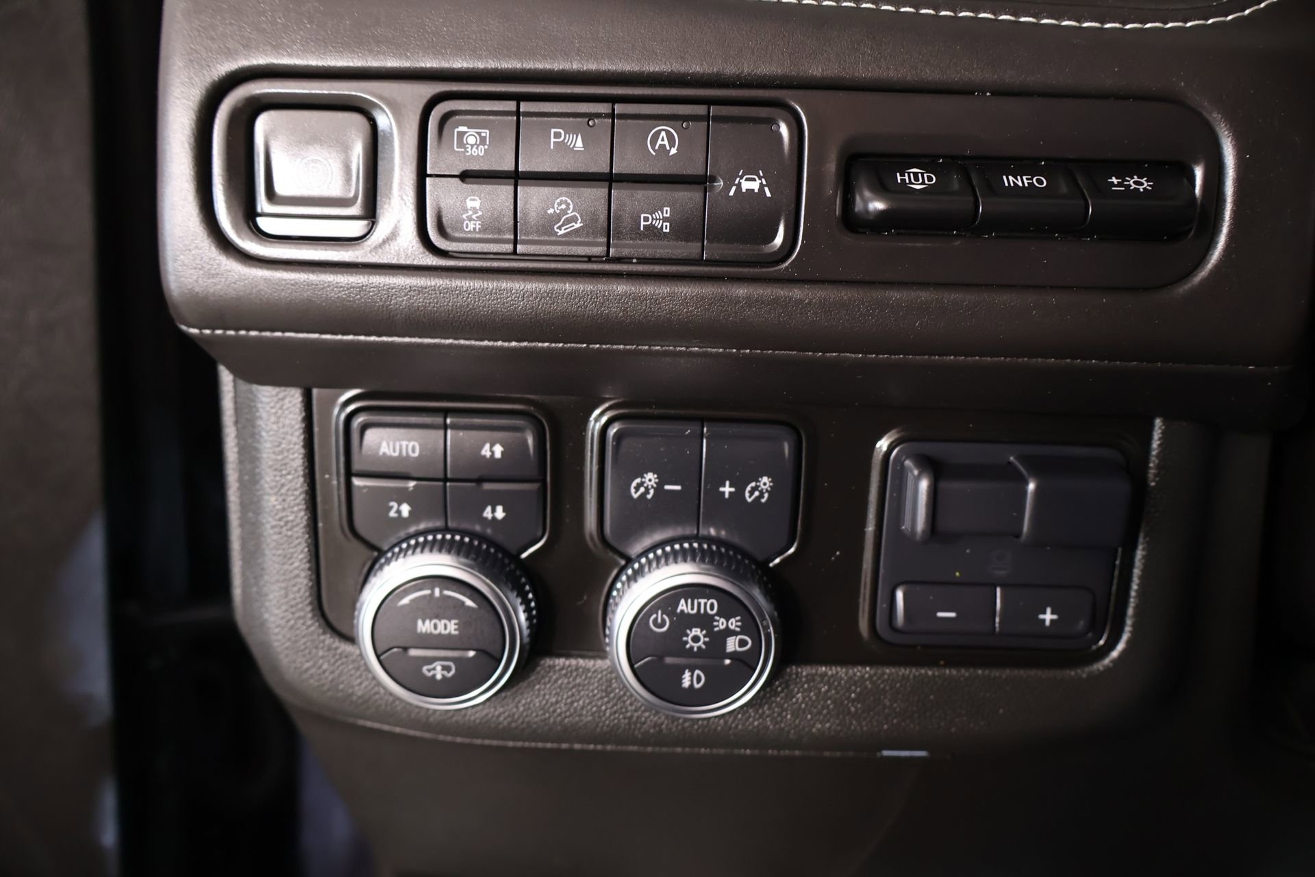 Used 2023 GMC Yukon XL Denali Ultimate AWD/4WD image 8