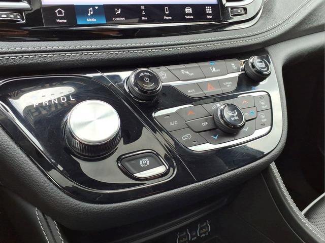 Used 2025 Chrysler Pacifica Limited FWD image 23