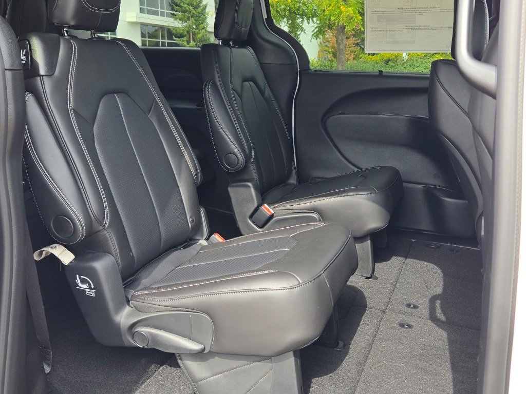 New 2026 Chrysler Pacifica Select image 10
