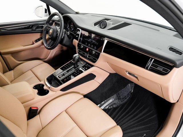 Certified 2025 Porsche Macan image 24