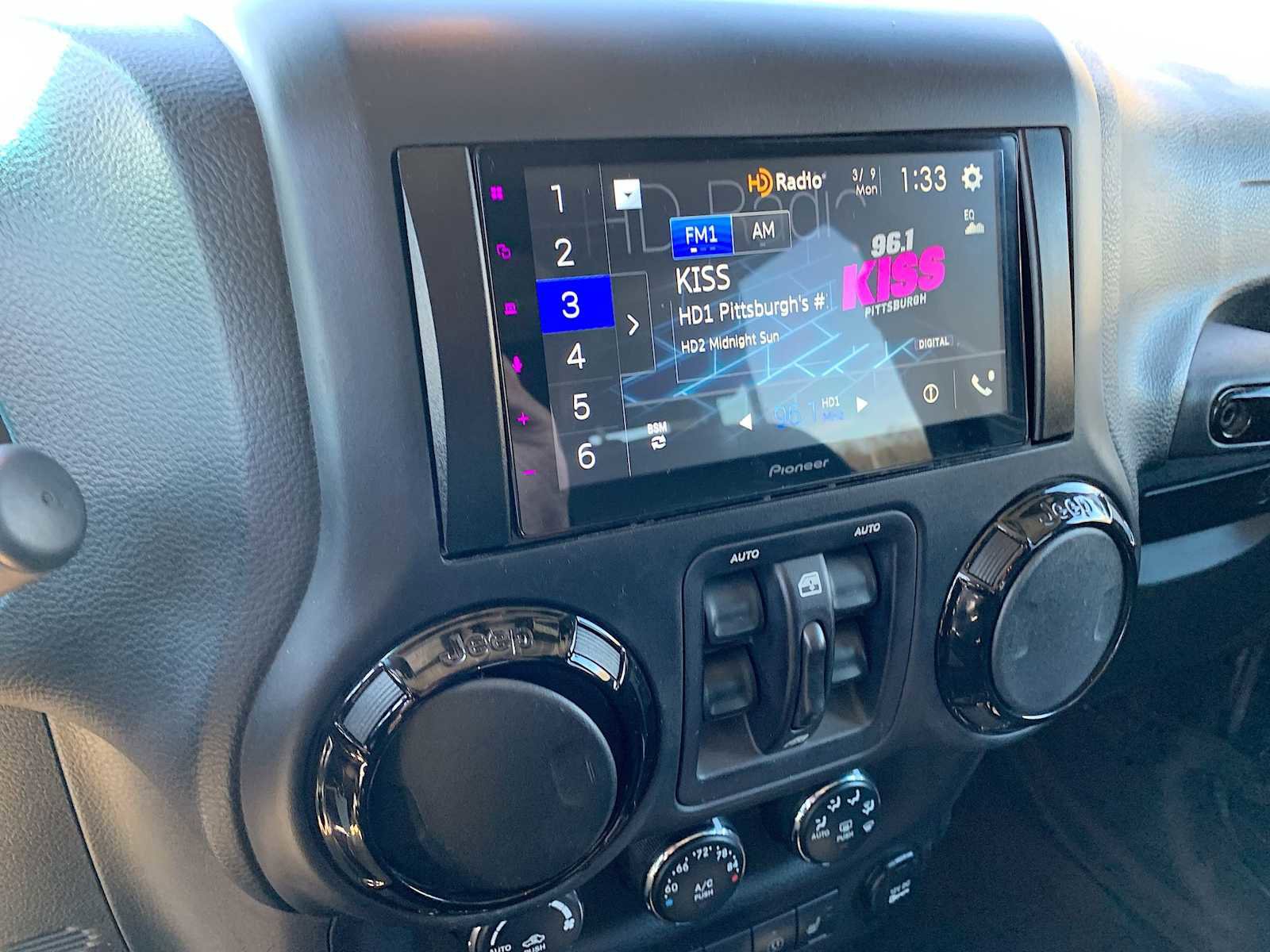 Used 2017 Jeep Wrangler Unlimited Sahara image 13