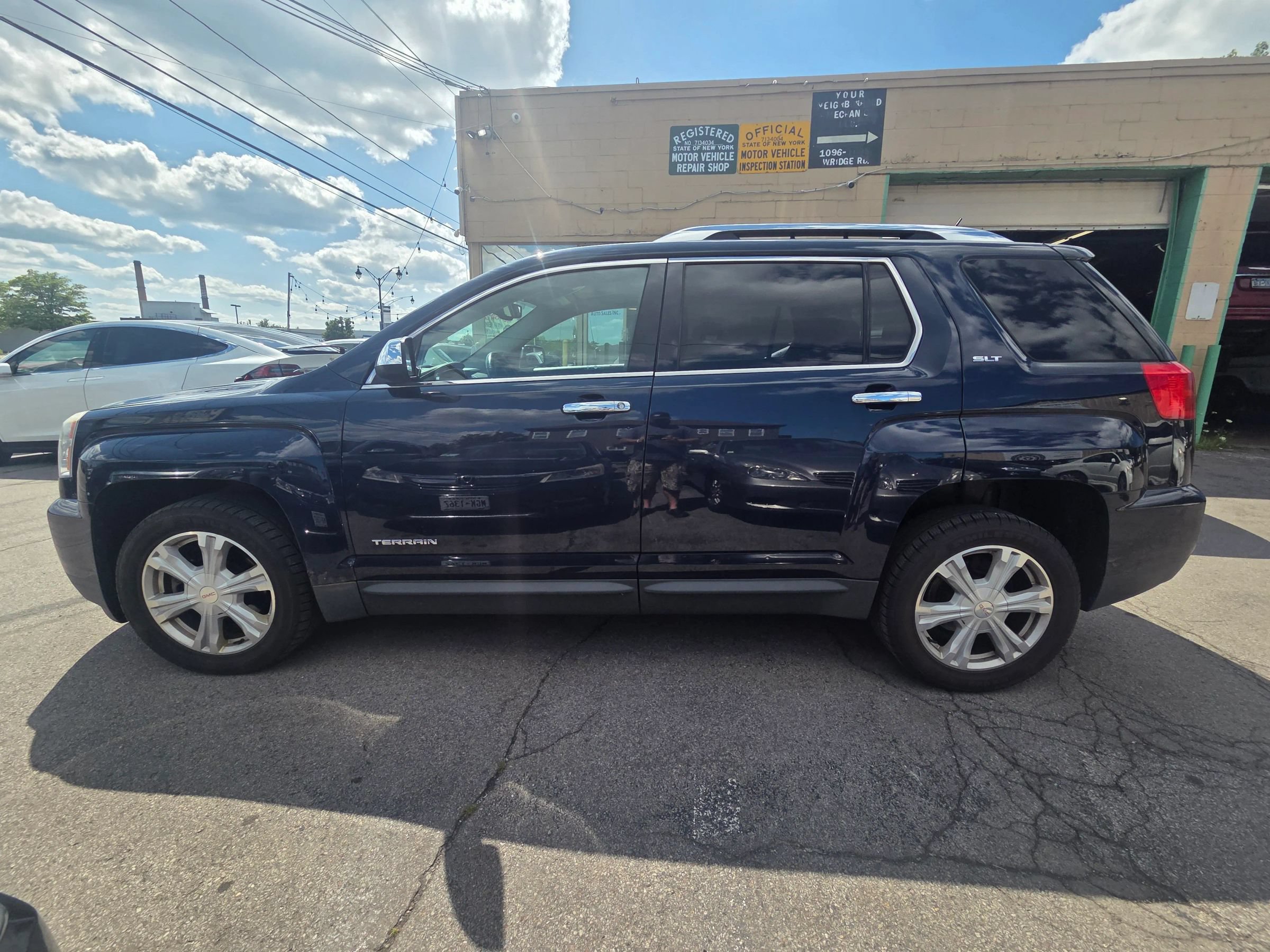 Used 2014 GMC Acadia SLE AWD/4WD image 2