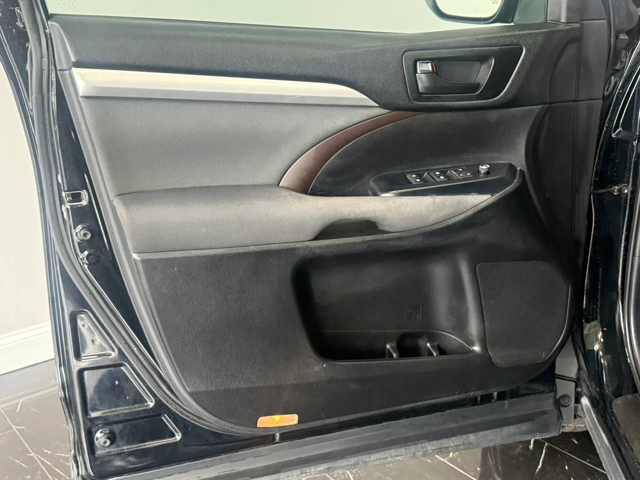 Used 2019 Toyota Highlander LE AWD/4WD image 7
