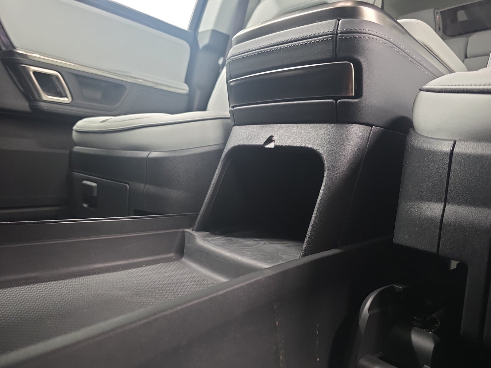 Used 2024 Rivian R1S Adventure AWD/4WD image 33