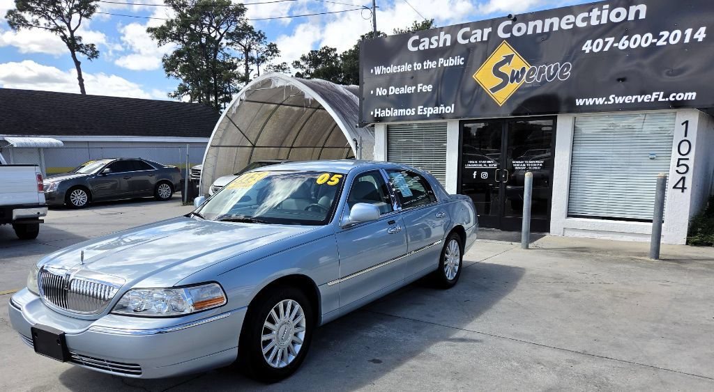 Used 2005 Lincoln Town Car Signature RWD image 2