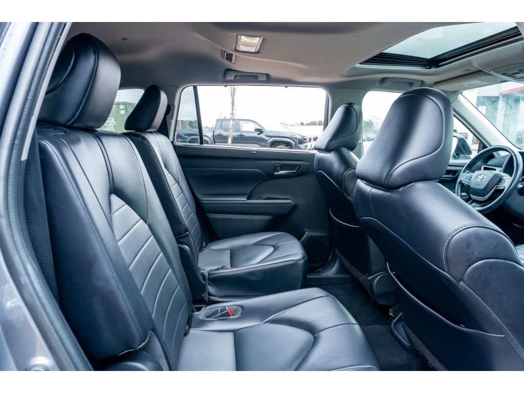 Used 2022 Toyota Highlander XLE image 19