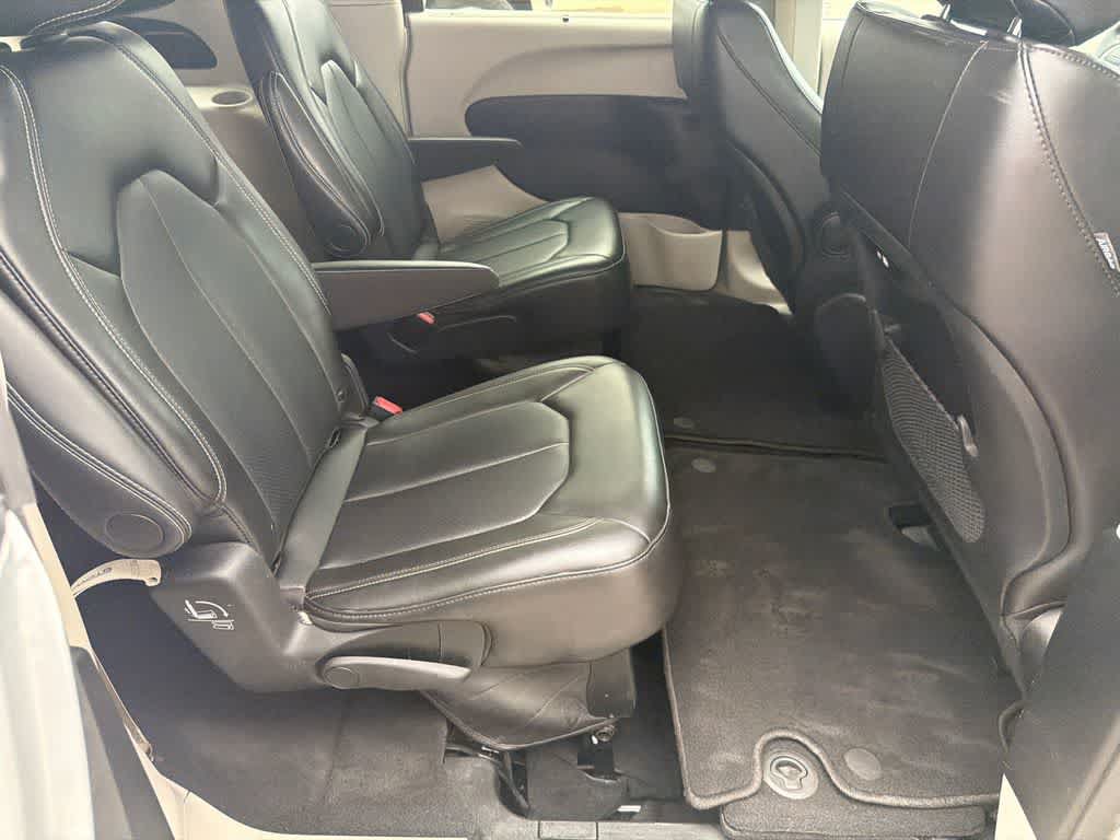 Used 2024 Chrysler Pacifica Touring-L FWD image 14