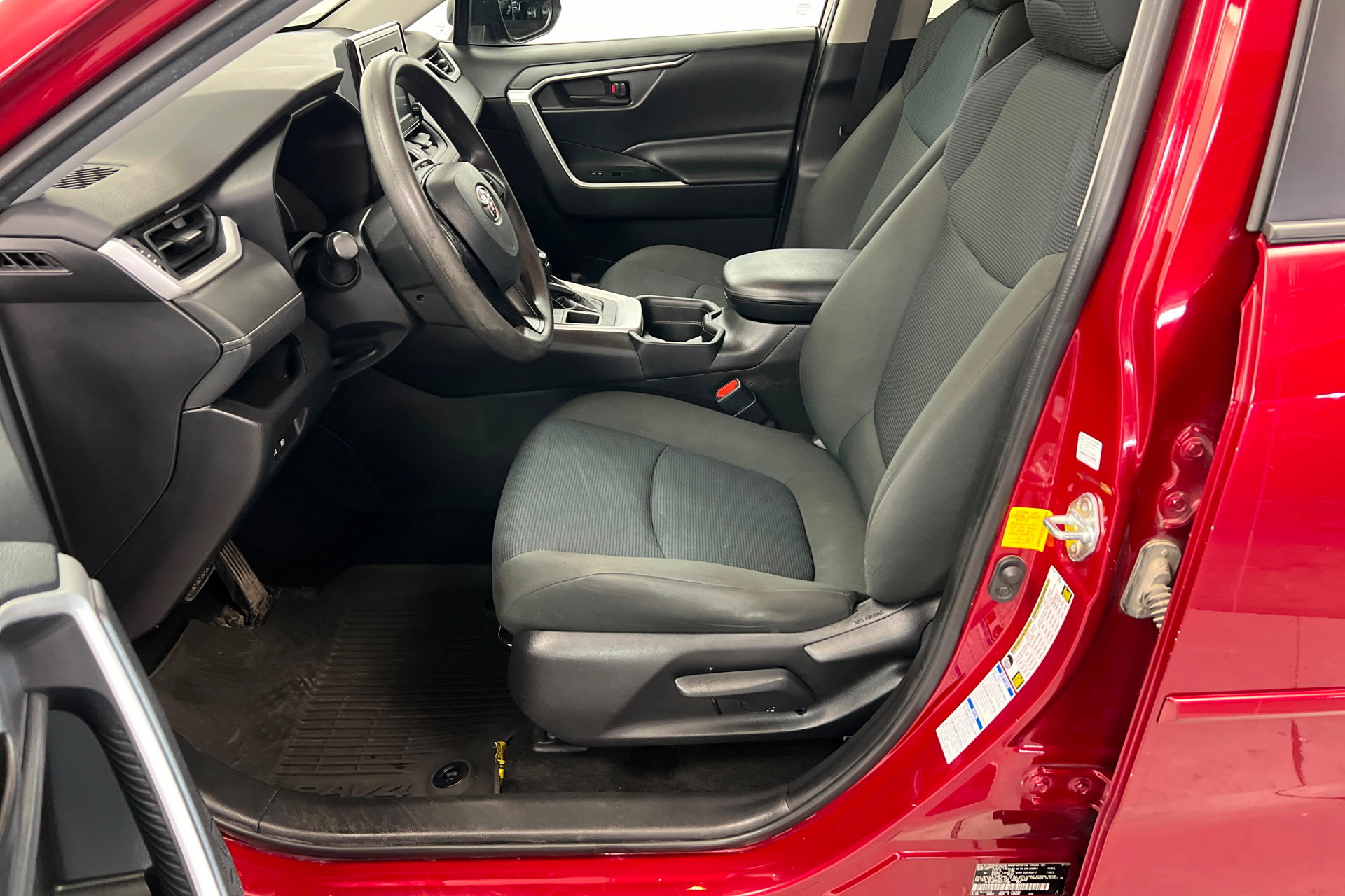 Used 2021 Toyota RAV4 LE image 17