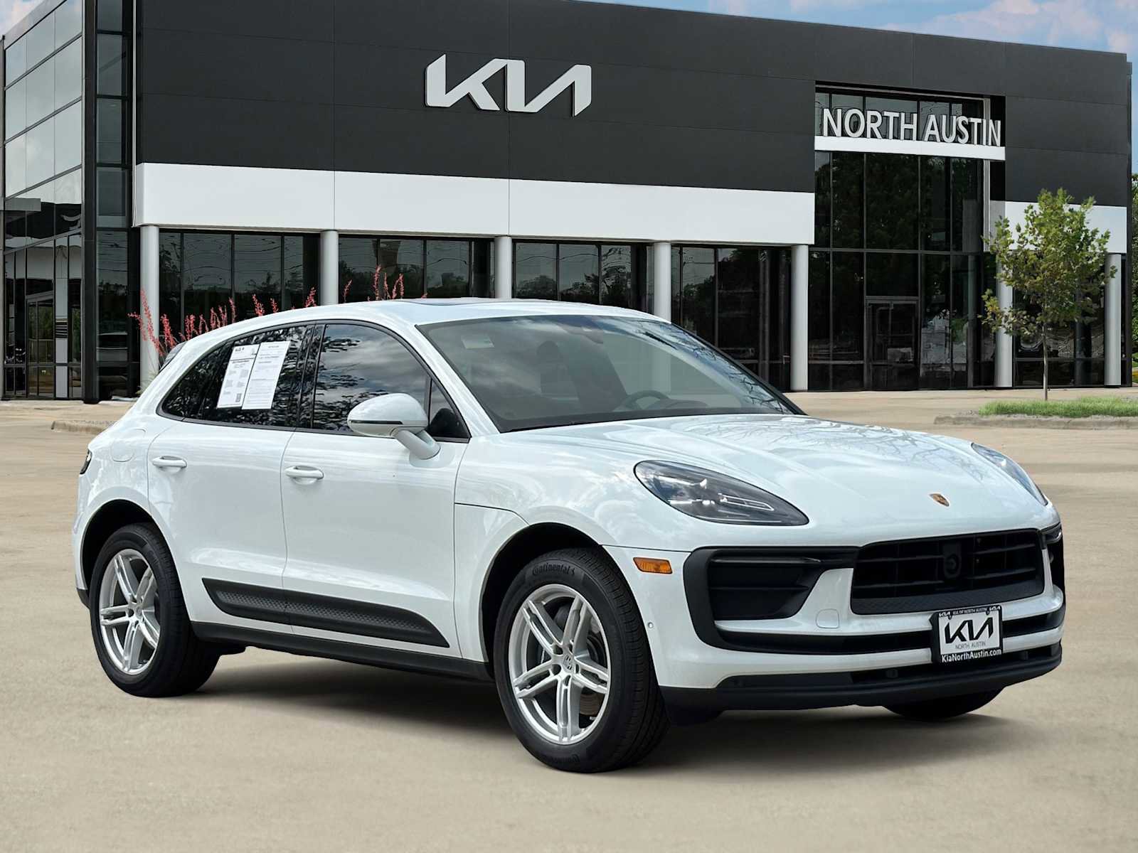 Used 2024 Porsche Macan w/ Premium Plus Package image 7