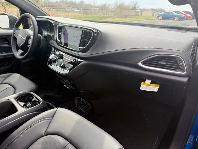 New 2026 Chrysler Pacifica Select image 14