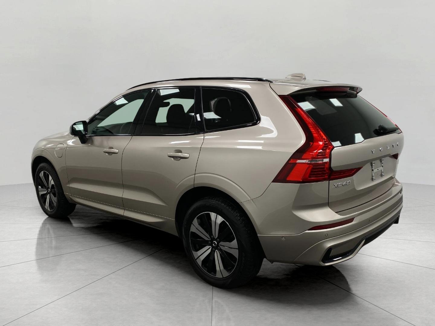 Used 2024 Volvo XC60 T8 Plus w/ Climate Package image 7