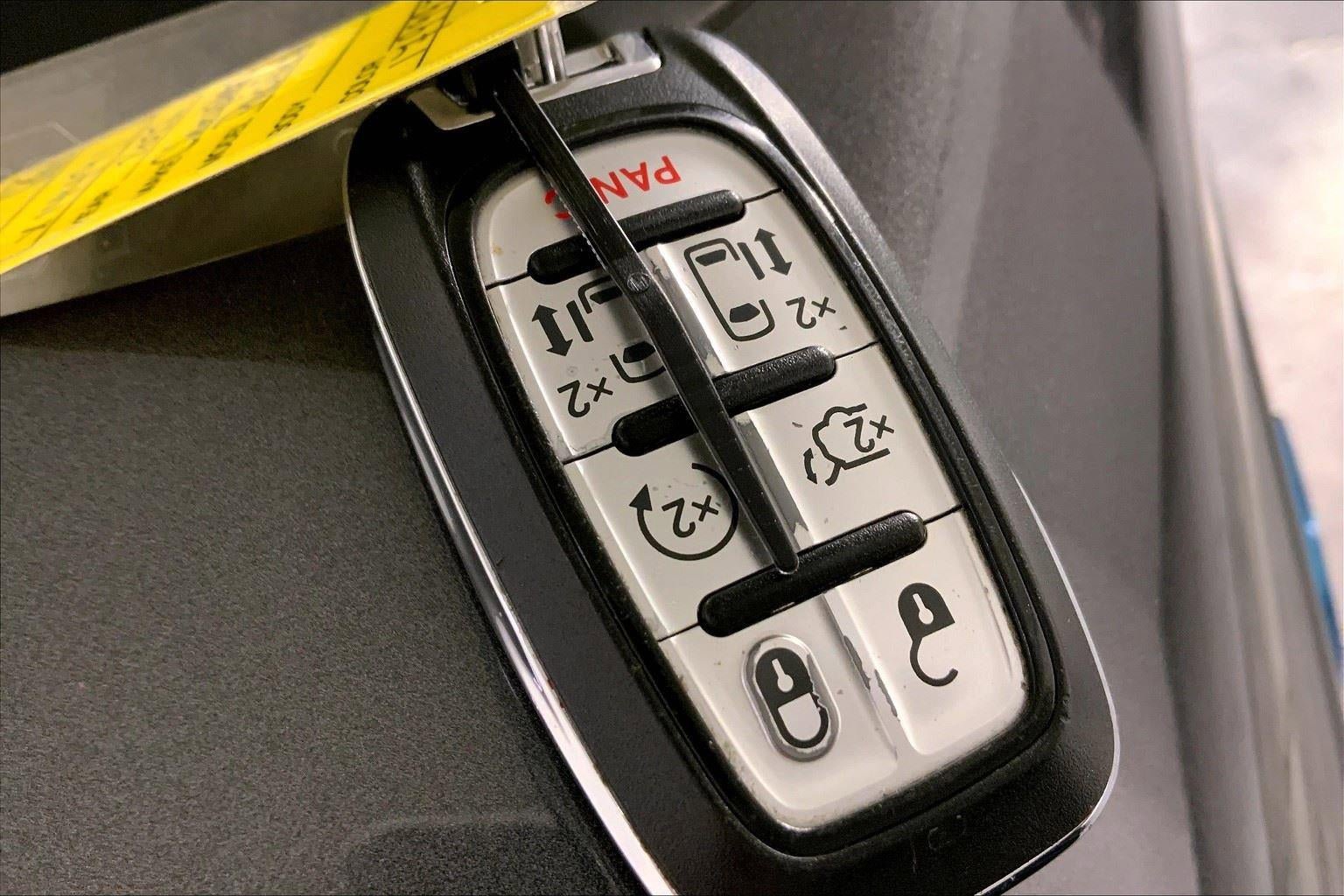Used 2022 Chrysler Pacifica Limited w/ Uconnect Theater Family Group FWD image 14