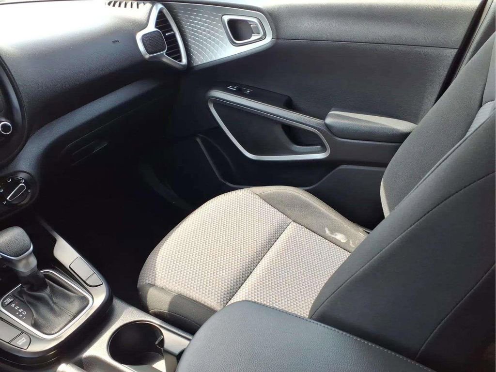 Used 2025 Kia Soul LX w/ LX Technology Package FWD image 12