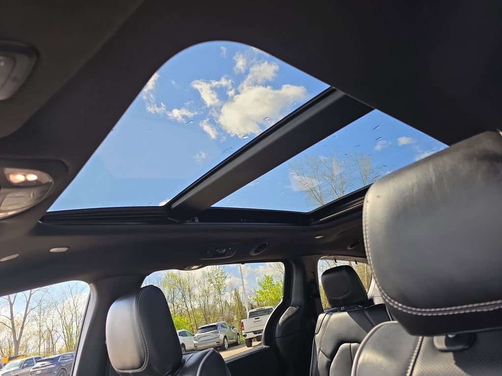 Used 2025 Chrysler Pacifica Limited FWD image 32
