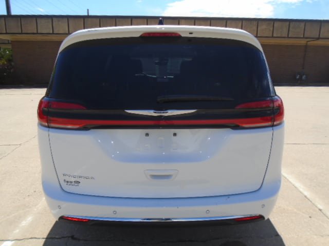 Used 2023 Chrysler Pacifica Touring-L FWD image 11