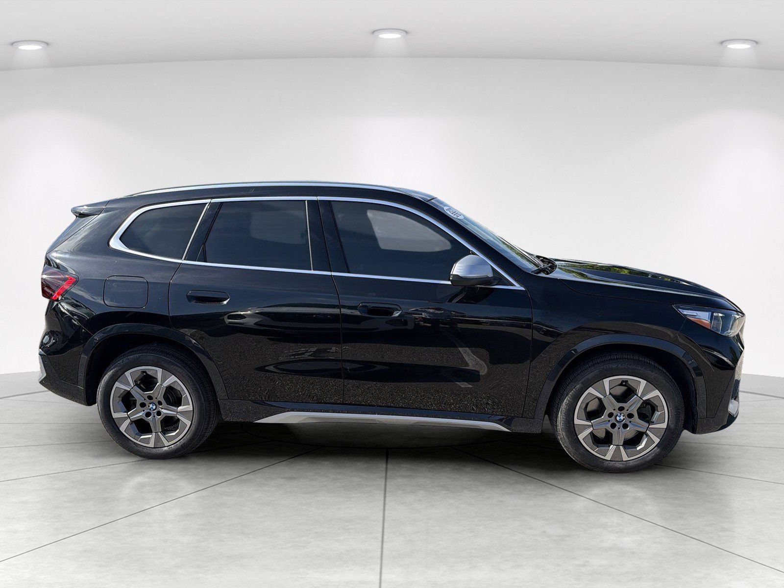 Used 2023 BMW X1 xDrive28i w/ Convenience Package AWD/4WD image 3