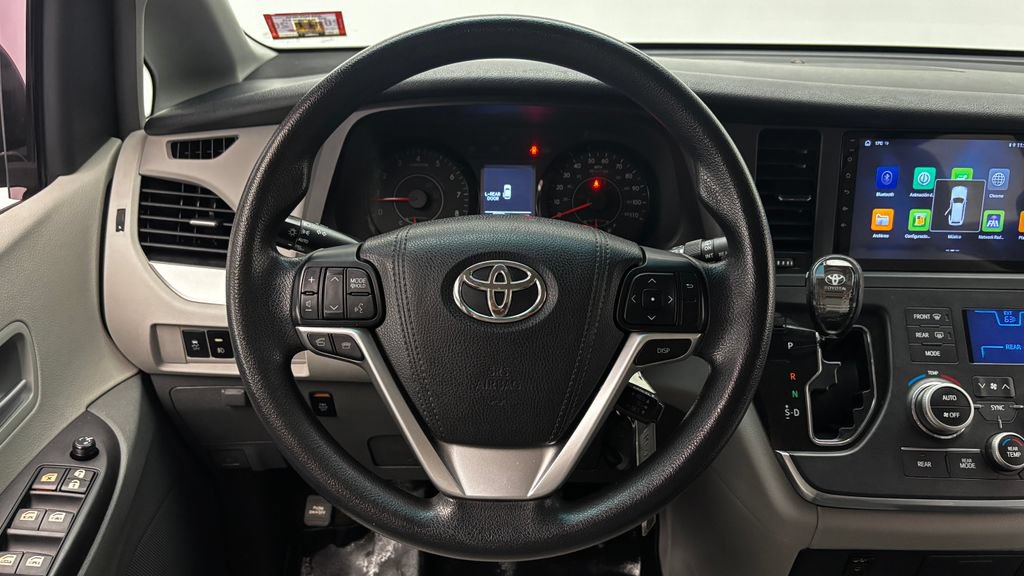 Used 2015 Toyota Sienna LE FWD image 23