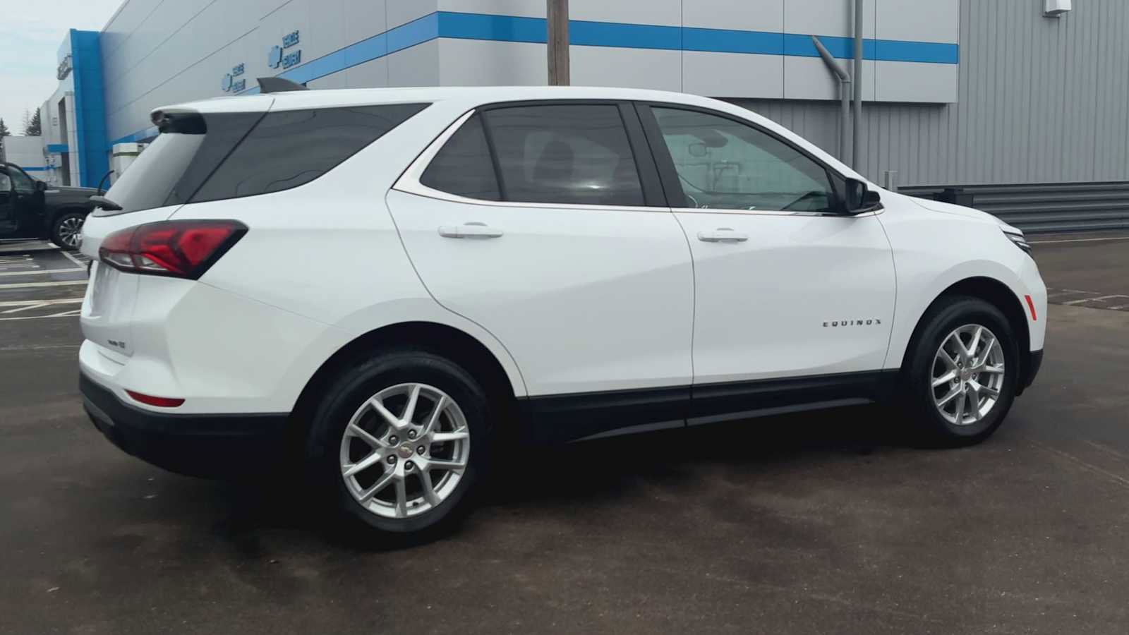 Used 2024 Chevrolet Equinox LT image 2