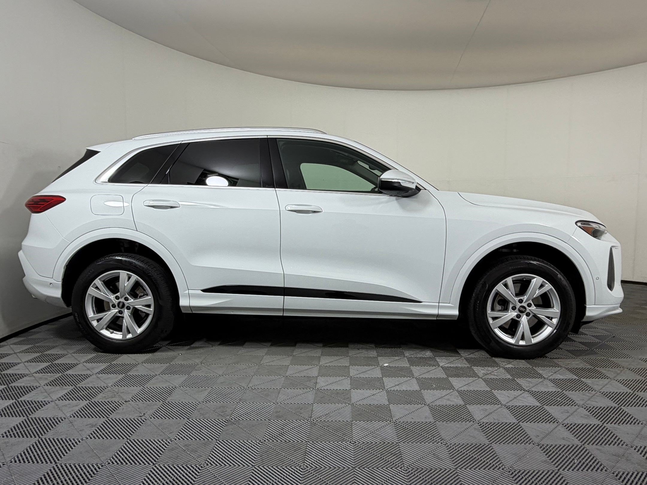 Used 2025 Audi Q5 Premium AWD/4WD image 8