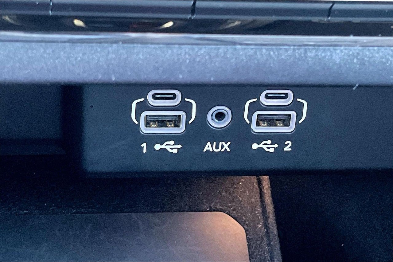 Certified 2024 Jeep Wagoneer L Series II AWD/4WD image 17
