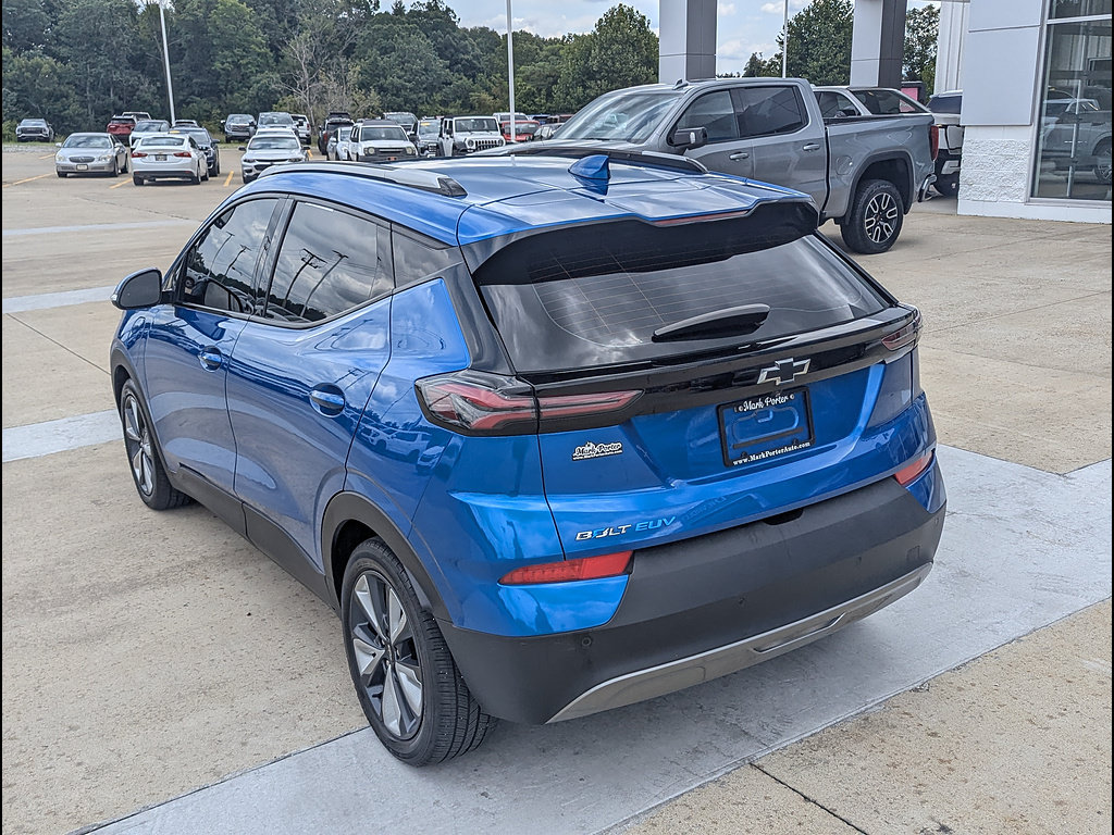 Used 2022 Chevrolet Bolt EUV LT w/ Convenience Package FWD image 9