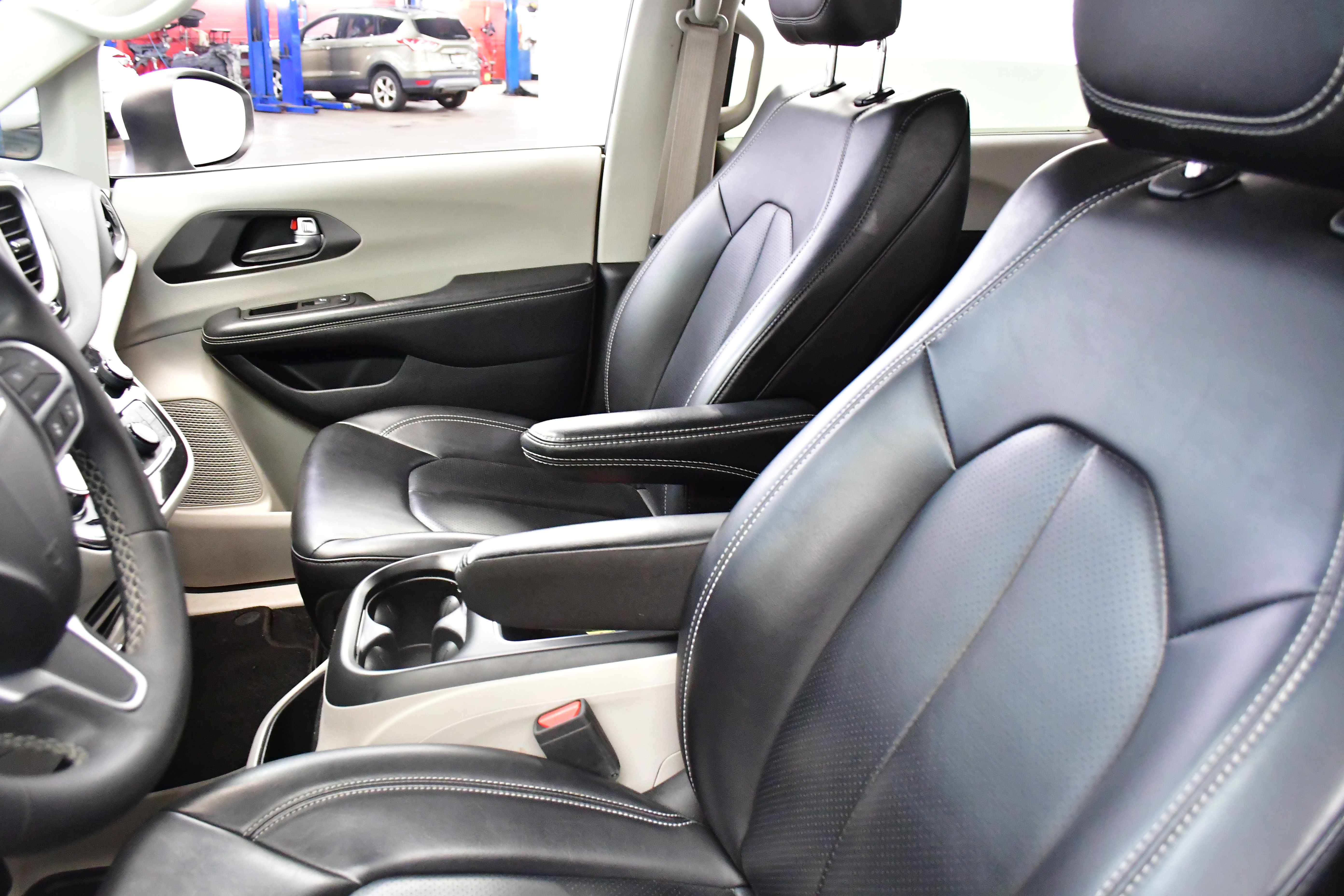 Used 2023 Chrysler Pacifica Touring-L FWD image 10