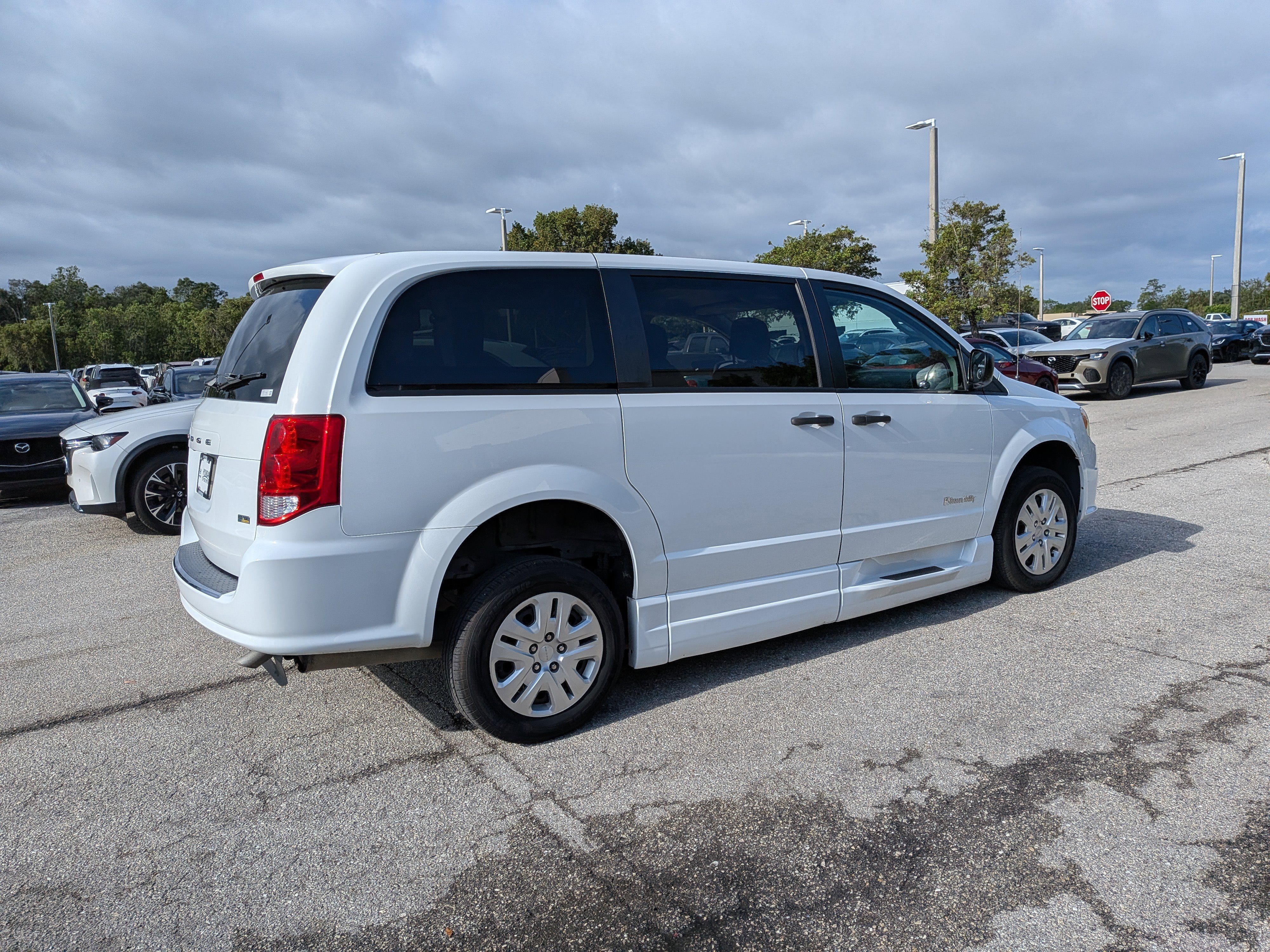 Used 2019 Dodge Grand Caravan SE w/ Power Convenience Group I FWD image 4