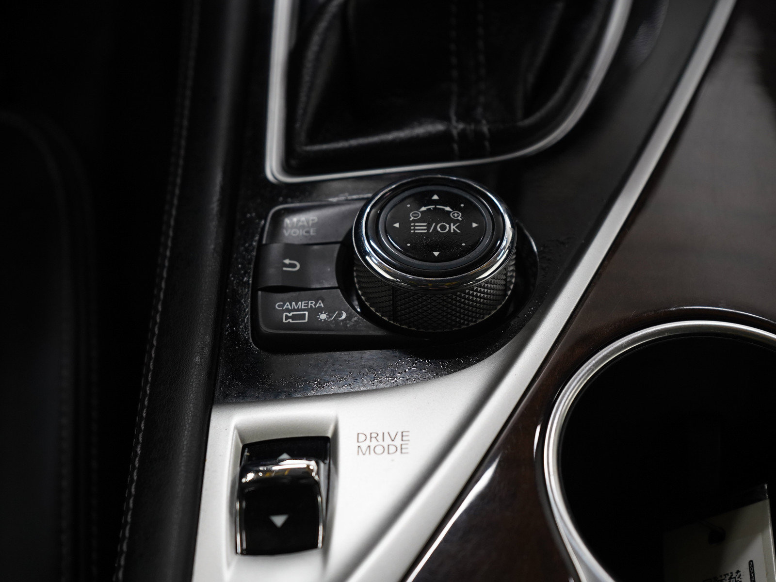 Used 2015 INFINITI Q50 AWD w/ Deluxe Touring Package image 19