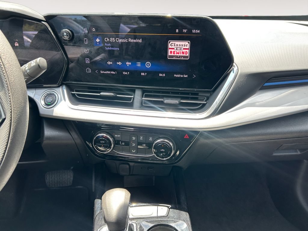 Used 2025 Chevrolet Trax LT FWD image 11