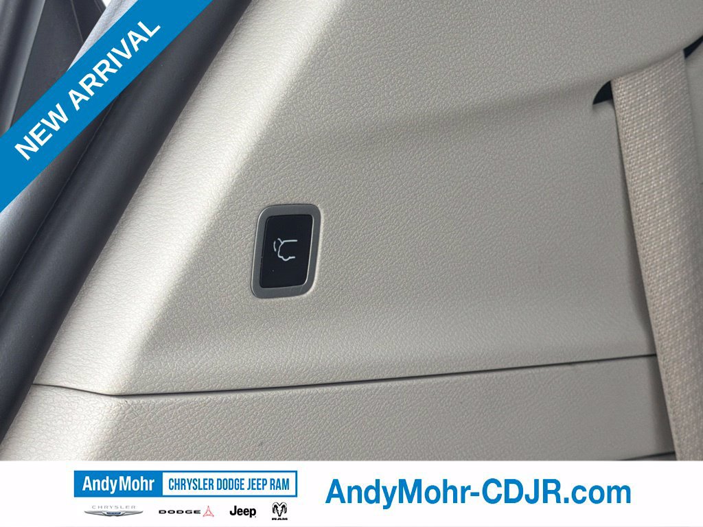 Used 2024 Chrysler Pacifica Touring-L FWD image 24