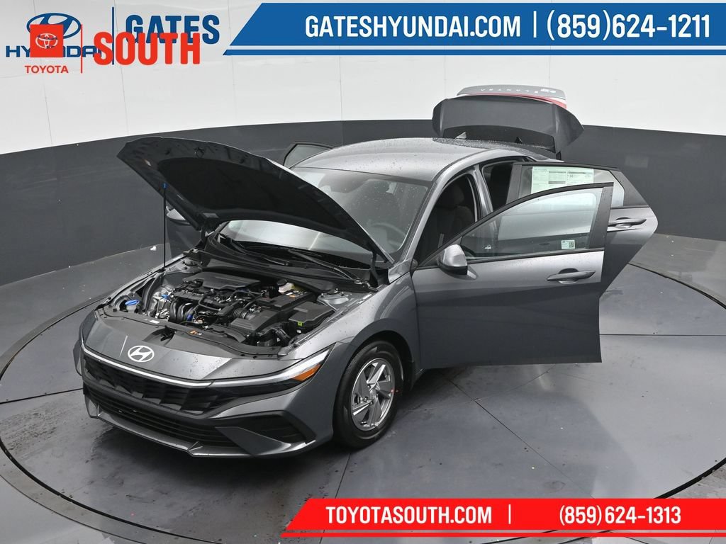Used 2025 Hyundai Elantra SE FWD image 48