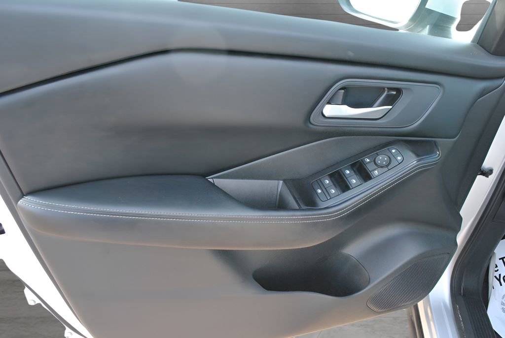 Used 2025 Nissan Rogue SV AWD/4WD image 7