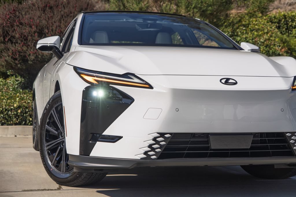 New 2026 Lexus ES 500e AWD/4WD image 5