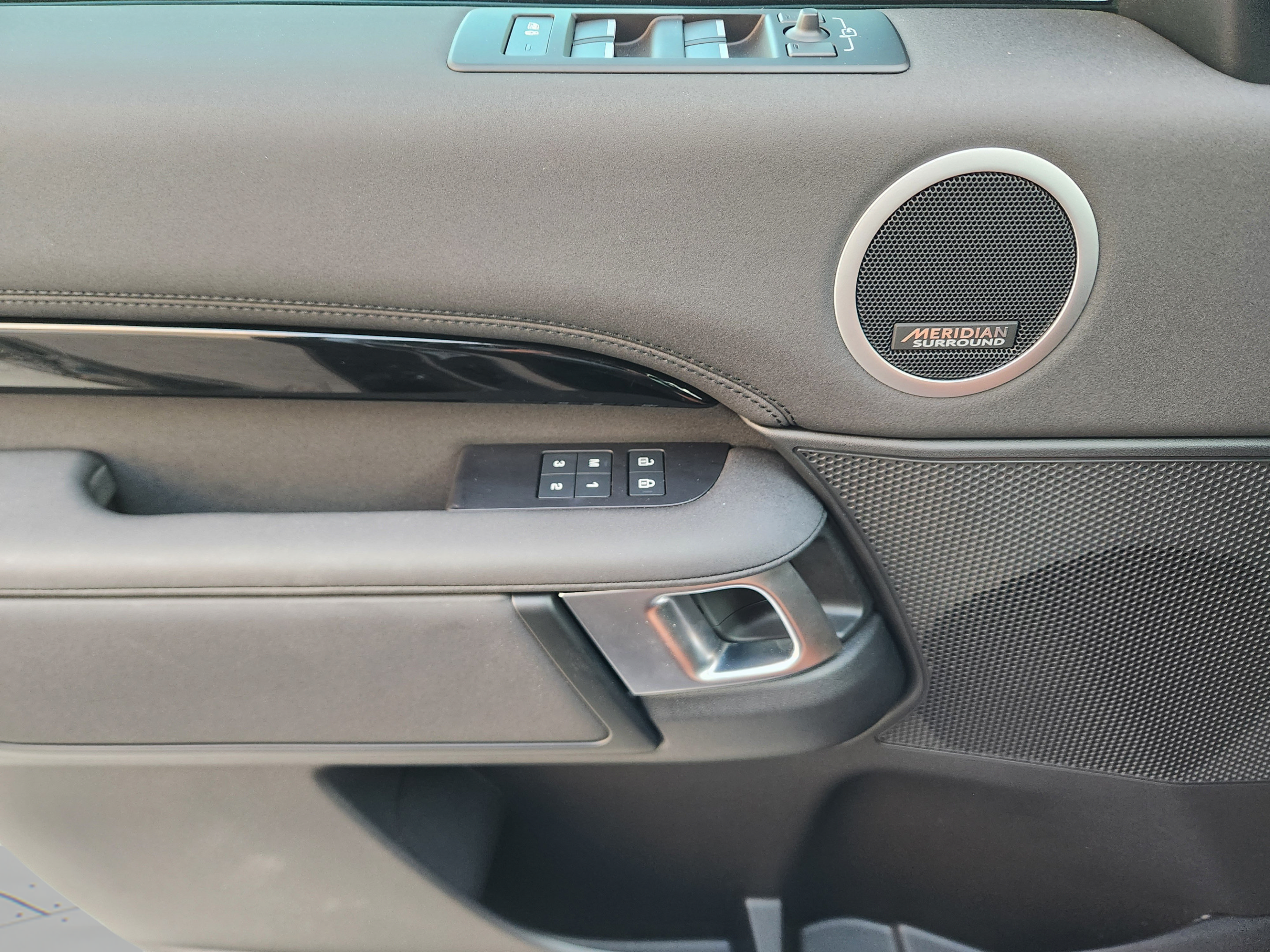 Certified 2025 Land Rover Discovery S AWD/4WD image 19