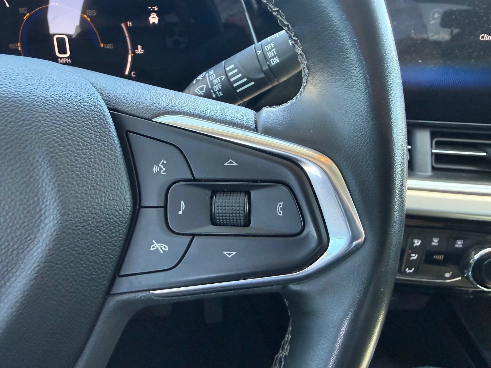 Used 2024 Chevrolet Trax LT w/ Driver Confidence Package FWD image 19