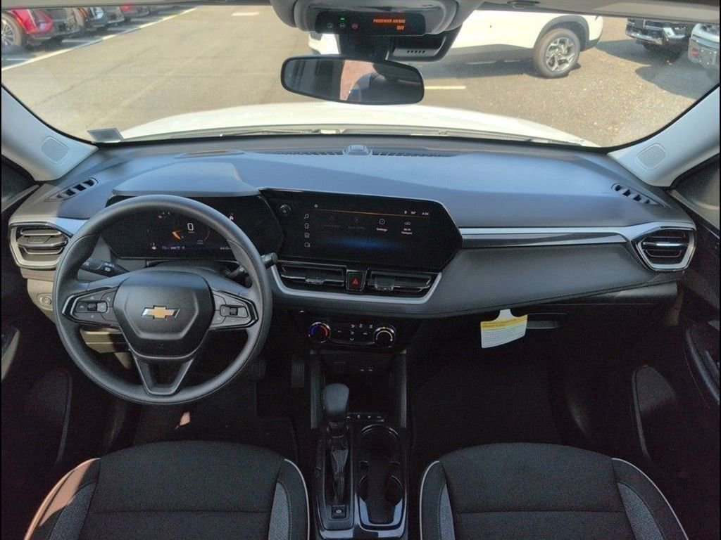 Used 2025 Chevrolet TrailBlazer LT w/ Driver Confidence Package image 28