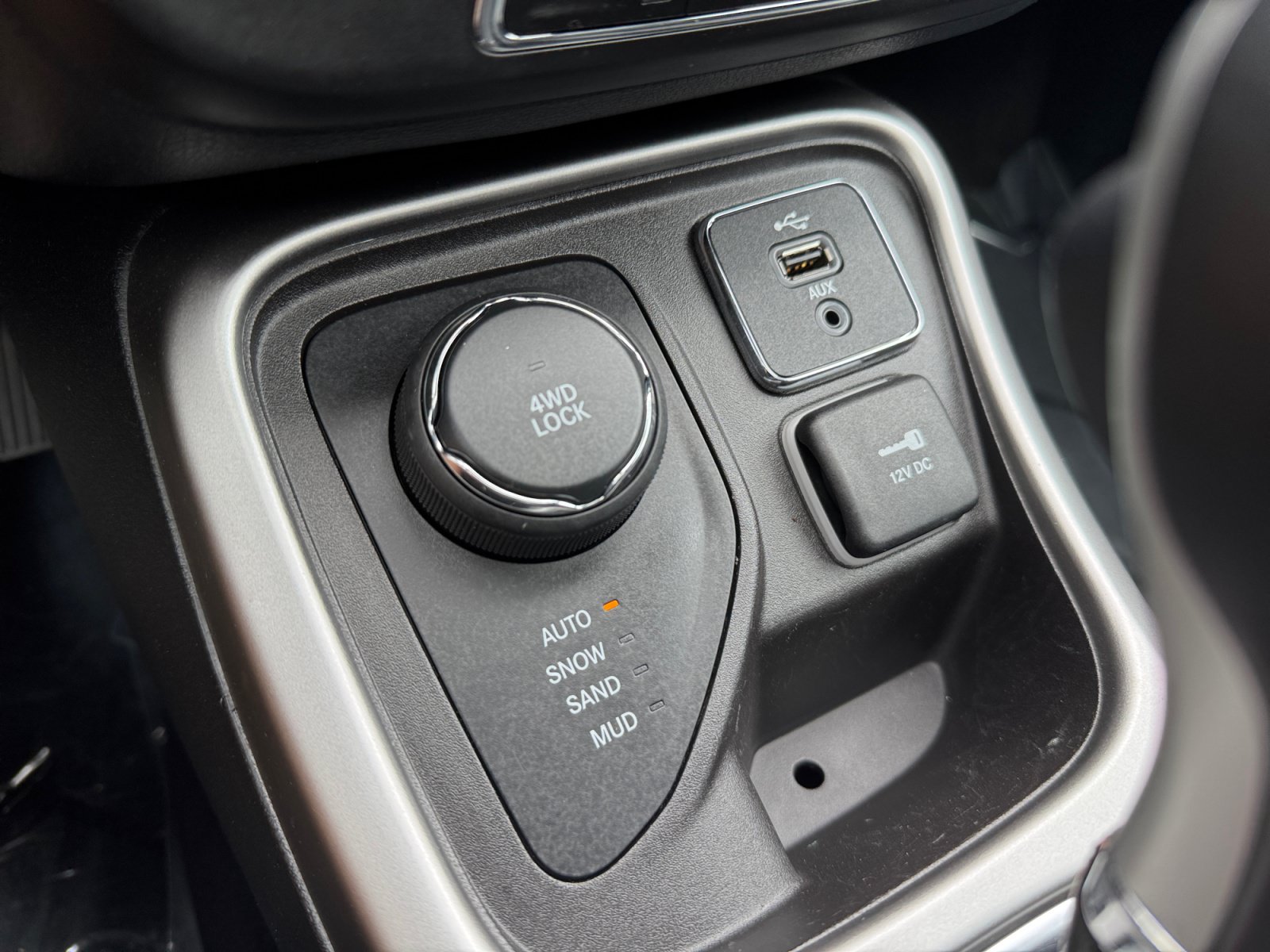 Used 2018 Jeep Compass Latitude w/ Cold Weather Group AWD/4WD image 20